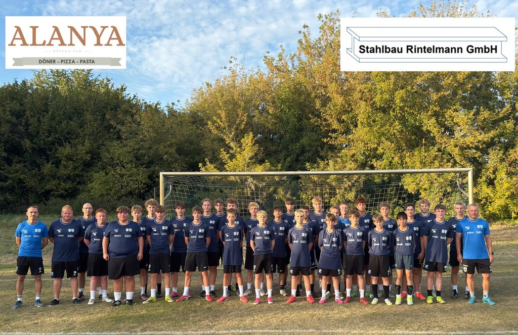 B- und C-Jugend in den neuen Trainingsshirts, oben die Logos der Sponsoren Alanya und Stahlbau Rintelmann