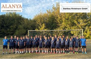 B- und C-Jugend in den neuen Trainingsshirts, oben die Logos der Sponsoren Alanya und Stahlbau Rintelmann